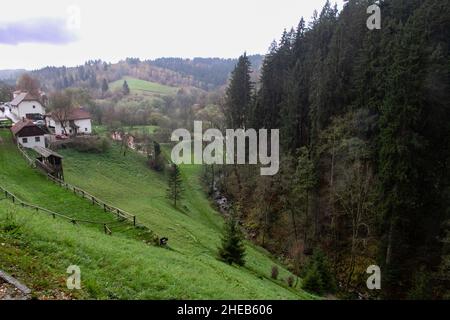 Predjama Castle (Predjamski Grad, Grad Predjama, Höhlenburg Lueg oder Castel Lueghi) ist ein Renaissanceschloss, das in einer Höhlenmündung im südlichen Zentrum errichtet wurde Stockfoto