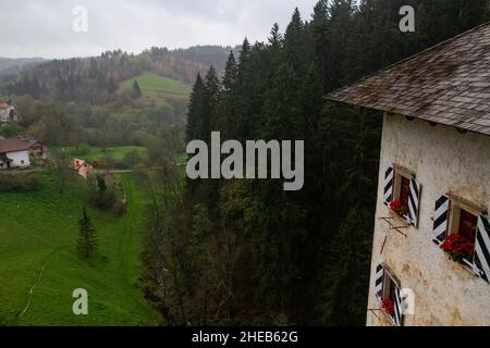 Predjama Castle (Predjamski Grad, Grad Predjama, Höhlenburg Lueg oder Castel Lueghi) ist ein Renaissanceschloss, das in einer Höhlenmündung im südlichen Zentrum errichtet wurde Stockfoto