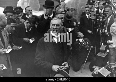 NEVILLE CHAMBERLAIN (1869-1940) auf dem Heston Aerodrome, 30. September 1938, nach seiner Rückkehr aus München Stockfoto