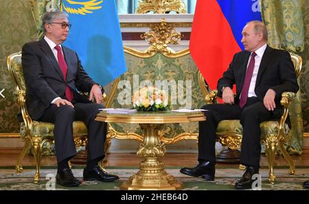 WLADIMIR PUTIN der russische Präsident rechts mit dem kasachischen Präsidenten Kassim-Jomart Tokajew im April 2019 im Kreml. Stockfoto