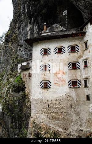 Predjama Castle (Predjamski Grad, Grad Predjama, Höhlenburg Lueg oder Castel Lueghi) ist ein Renaissanceschloss, das in einer Höhlenmündung im südlichen Zentrum errichtet wurde Stockfoto