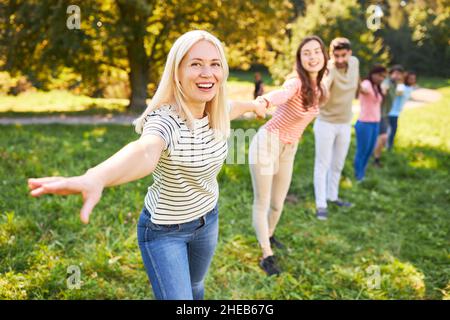 Junge Menschen im Park nehmen im Sommer an einem Teambuilding-Workshop Teil Stockfoto