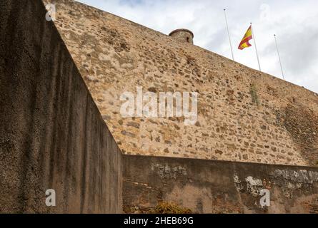 Verteidigungsmauer und Flaggen Burgmauer Castillo de Gibralfaro, Malaga, Andalusien, Spanien Stockfoto