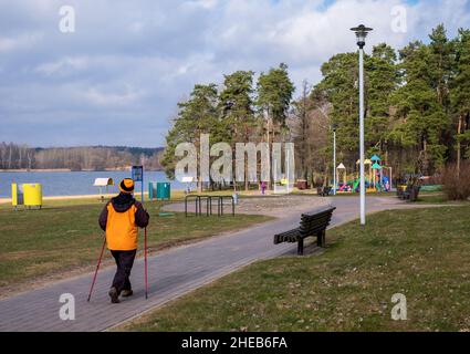 Nordic Walking. Ältere Frau, die sportliche Aktivitäten macht Stockfoto