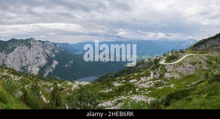Panoramablick vom Restaurant Loseralm zum Altausseer See, im Ausseerland, Steiermark, Österreich. Keine Menschen, leere Straße, Tourismus, Sommer. Stockfoto