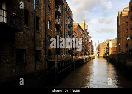 Ein sonniger Tag am St Saviour's Dock in Bermondsey, London, Schauplatz des Todes von Bill Sykes in Oliver Twist von Charles Dickens Stockfoto