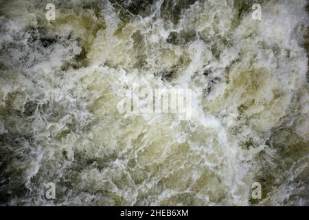 Sprudelnder Strom aus Bergflußwasser mit Schaum und Spritzern über den gesamten Rahmen Stockfoto