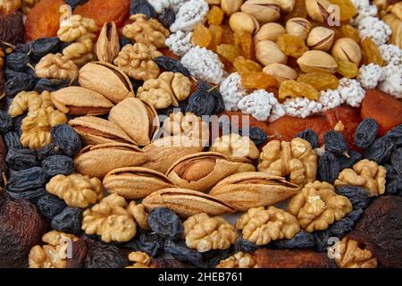 Getrocknete Früchte von Zucats und Nüssen sind auf dem Tisch aufgehängt Stockfoto