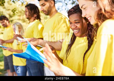 Frauen im Start-up-Team, die in einem Cross-Country-Spiel in der Teambuilding-Werkstatt Strategieplanung durchführen Stockfoto