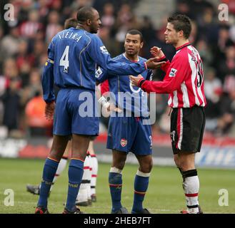 Arsenal gegen Southampton im St. Marys Stadion. 26. FEBRUAR 05 ERGEBNIS 1-1 JAMIE REDKNAPP und PATRICK VIEIRA sind nicht einverstanden. Es gelten die normalen Verwendungen der Data Co Premier League. Dieses Bild ist an die Einschränkungen von Dataco bezüglich seiner Verwendung gebunden. NUR REDAKTIONELLE VERWENDUNG Keine Verwendung mit nicht autorisierten Audio-, Video-, Daten-, Spiellisten, Club-/Liga-Logos oder „Live“-Diensten. Online-Nutzung im Spiel beschränkt auf 120 Bilder, keine Videoemulation. Keine Verwendung für Wetten, Spiele oder Veröffentlichungen von Clubs/Ligen/Spielern Stockfoto