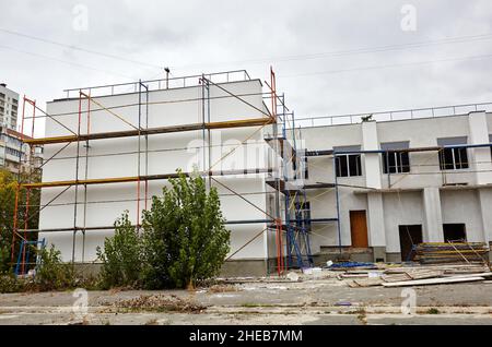 Der Fortschritt des Baus des Kindergartengebäudes. Moderne Dekoration der Gebäudefassaden Stockfoto