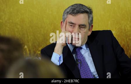 Gordon Brown besucht Southampton im April 2010, als er Premierminister war, um die Öffentlichkeit und Führungskräfte der Wirtschaft zu treffen, und hielt an der Solent University ein Q&A-Gespräch, in dem er Fragen von Wählern und der Presse stellte. Stockfoto