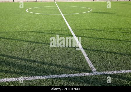 Rasenplatz zum Fußballspielen. Nahaufnahme des Fußballfeldes mit grünem Gras Stockfoto