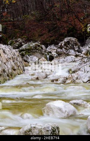 Savica Falls (Slap Savica) ist ein Wasserfall im Nordwesten Sloweniens. Er ist 78 Meter (256 ft) hoch und wird von einer Karstquelle, auch Savica Just genannt, gespeist Stockfoto