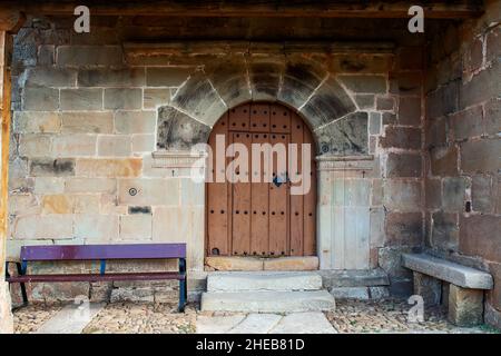 Romanische Kirche von Santa Maria Boscones del Ebro in Palencia Stockfoto