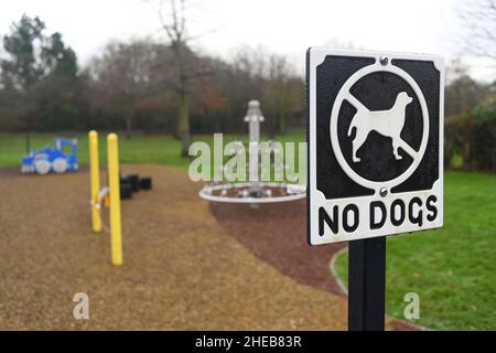 Ein Schild, das keine Hunde erlaubt, auf einem Kinderspielplatz auf einem Wohngebiet in Romsey Hampshire. Stockfoto