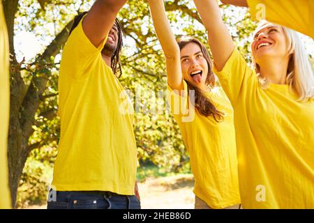 Gruppe von jungen Menschen mit hohen fünf in Teambuilding-Workshop im Sommer in der Natur Stockfoto