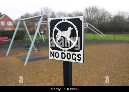 Ein Schild, das keine Hunde erlaubt, auf einem Kinderspielplatz auf einem Wohngebiet in Romsey Hampshire. Stockfoto