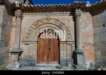 Romanische Kirche von Santiago Apostol in Cezura in Palencia. Stockfoto