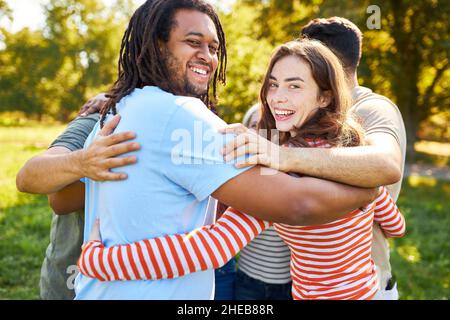 Eine Gruppe junger Menschen steht als Gemeinschaft in der Teambuilding-Werkstatt im Kreis Stockfoto