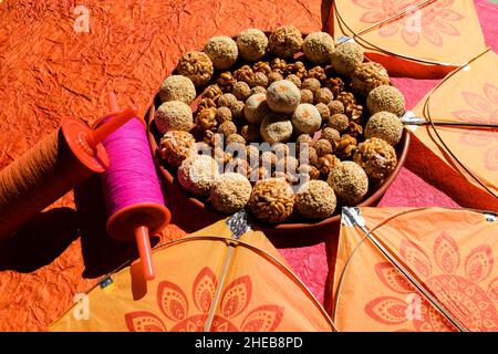 Viele Arten von Ladoo wie Amaranth ladoo oder Rajgira, Puffreis oder Mamma, Peanut laddu, til Sesam laddo, Tilgur Mawa weiße süße Kugeln. Sankrant oder U Stockfoto