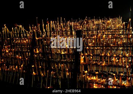 Kerzenraum der Ermita de la Virgen del Rocio in Almonte, Huelva. Stockfoto