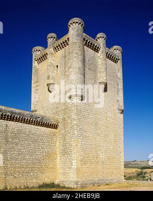 Spanien, Kastilien und Leon, Provinz Valladolid, Schloss Torrelobaton. Erbaut im ersten Viertel des 15th. Jahrhunderts von der Familie Enríquez. Renoviert nach Schäden während des Krieges der Gemeinden von Kastilien im Jahr 1538. Der Keep. Stockfoto