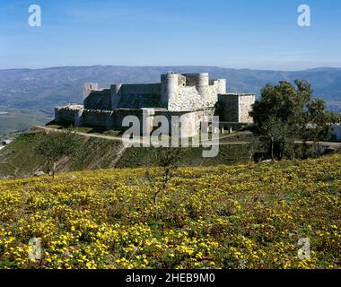 Syrien. Krak des Chevaliers. Schloss im 12th. Jahrhundert von den Johannitern während der Kreuzzüge zum Heiligen Land gebaut. Panoramablick. Foto vor dem syrischen Bürgerkrieg. Stockfoto