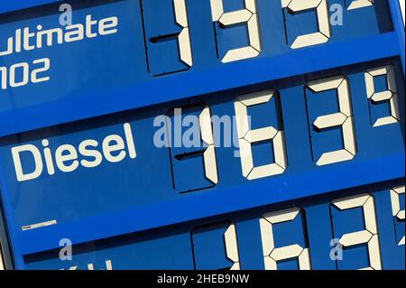 Köln, Deutschland. 10th Januar 2022. An einer Tankstelle beträgt der Dieselpreis 1,639 Euro. Diesel-Fahrer müssen derzeit so viel wie nie zuvor für ihren Kraftstoff bezahlen, wie der ADAC am Montag, 10.01.2022. In München, mitteilte. Im bundesweiten Tagesdurchschnitt am Sonntag kostete ein Liter Diesel 1,584 Euro, das ist der höchste Wert, den der Verkehrsverein jemals gemessen hat. Quelle: Federico Gambarini/dpa/Alamy Live News Stockfoto