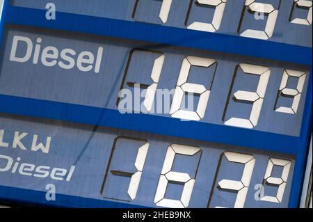 Köln, Deutschland. 10th Januar 2022. An einer Tankstelle beträgt der Dieselpreis 1,639 Euro. Diesel-Fahrer müssen derzeit so viel wie nie zuvor für ihren Kraftstoff bezahlen, wie der ADAC am Montag, 10.01.2022. In München, mitteilte. Im bundesweiten Tagesdurchschnitt am Sonntag kostete ein Liter Diesel 1,584 Euro, das ist der höchste Wert, den der Verkehrsverein jemals gemessen hat. Quelle: Federico Gambarini/dpa/Alamy Live News Stockfoto