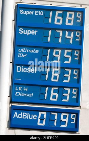 Köln, Deutschland. 10th Januar 2022. An einer Tankstelle beträgt der Dieselpreis 1,639 Euro. Diesel-Fahrer müssen derzeit so viel wie nie zuvor für ihren Kraftstoff bezahlen, wie der ADAC am Montag, 10.01.2022. In München, mitteilte. Im bundesweiten Tagesdurchschnitt am Sonntag kostete ein Liter Diesel 1,584 Euro, das ist der höchste Wert, den der Verkehrsverein jemals gemessen hat. Quelle: Federico Gambarini/dpa/Alamy Live News Stockfoto