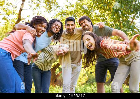 Junges multikulturelles Start-up-Team als vielfältige Gemeinschaft im Sommer in der Natur Stockfoto