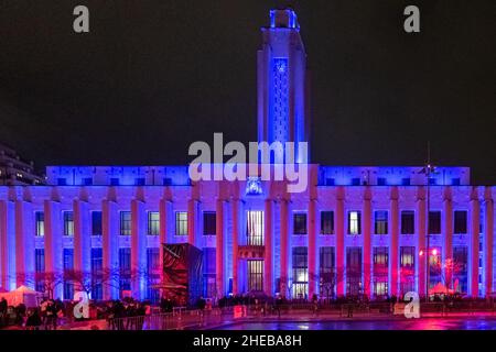 Villeurbanne (Frankreich), 7. Januar 2022. Das Rathaus von Villeurbanne beleuchtet für die Feierlichkeiten des Starts der : Villeurbanne Französisch Kopf Stockfoto