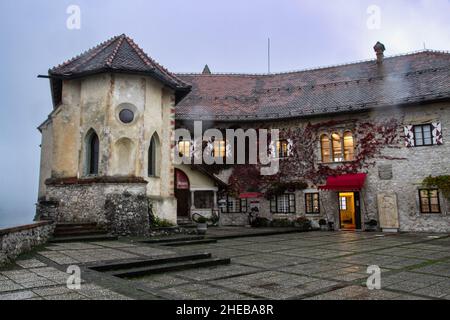 Bled (Veldes oder Feldes) ist eine Stadt am Bleder See in der Region Oberkrain im Nordwesten Sloweniens. Es ist der Verwaltungssitz der Municipali Stockfoto