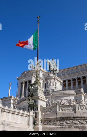 Altar des Vaterlandes (Vittoriano) in der Stadt Rom, Italien, Denkmal Viktor Emanuel II und italienische Flagge. Stockfoto