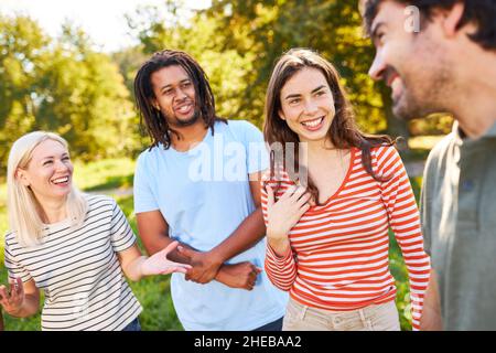 Vier Freunde haben gemeinsam Spaß bei einem Sommerausflug in die Natur Stockfoto