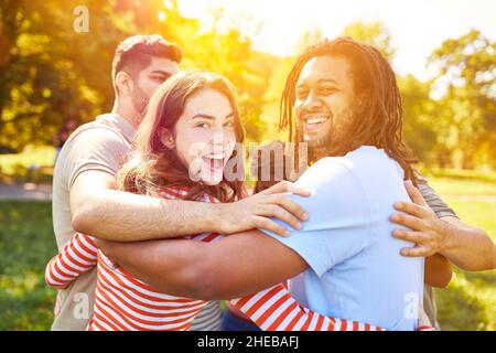 Eine Gruppe von Freunden in einem Kreis schmiegt sich als Team in der Natur um die Motivation Stockfoto