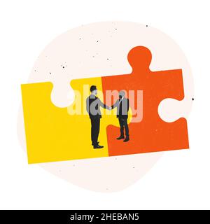 Kreatives, modernes Design. Zeitgenössische Kunstcollage von zwei Männern, Geschäftsleuten, die sich aufgrund eines erfolgreichen Kooperationsabschlusses die Hände schütteln Stockfoto