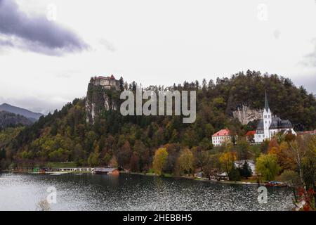 Bled (Veldes oder Feldes) ist eine Stadt am Bleder See in der Region Oberkrain im Nordwesten Sloweniens. Es ist der Verwaltungssitz der Municipali Stockfoto