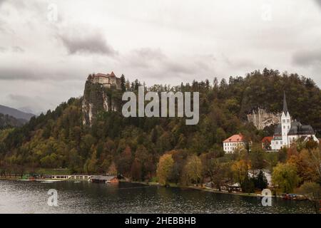 Bled (Veldes oder Feldes) ist eine Stadt am Bleder See in der Region Oberkrain im Nordwesten Sloweniens. Es ist der Verwaltungssitz der Municipali Stockfoto