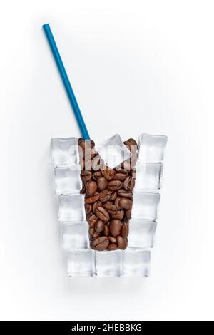 Ein Glas aus Eiswürfeln, gefüllt mit Kaffeebohnen. Konzept von kaltem Kaffeegetränk, Eiscocktail Stockfoto