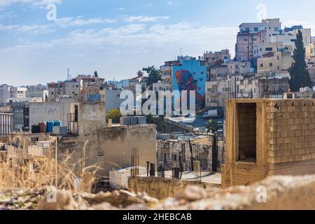 AMMAN, JORDANIEN - 27. SEPTEMBER 2021: Stadtbild von Amman, der Hauptstadt und bevölkerungsreichsten Stadt Jordaniens Stockfoto