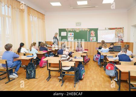 Chapaevsk, Region Samara, Russland - 23. Januar 2021: SchuleKinder im Klassenzimmer sitzen an ihren Schreibtischen und hören dem Lehrer zu Stockfoto