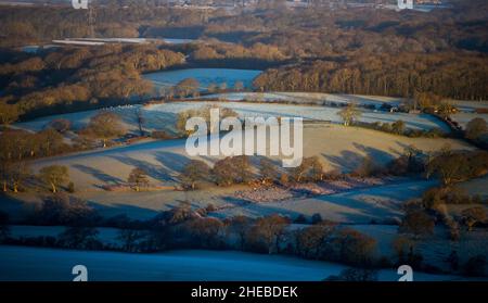 Brighton UK 6th January 2022 - Schatten werden über frostige Felder in der Nähe des Devils Dyke nördlich von Brighton geworfen.einige Teile des Nordens prognostizierten Schnee auf höherem Boden : Credit Simon Dack / Alamy Live News Stockfoto