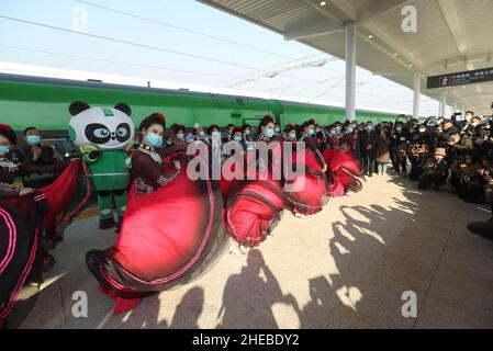 (220110) -- CHENGDU, 10. Januar 2022 (Xinhua) -- das Foto vom 10. Januar 2022 zeigt Menschen aus der ethnischen Gruppe der Yi, die am Xichang Westbahnhof in Xichang, der autonomen Präfektur Liangshan Yi, im Südwesten der Provinz Sichuan, den Betrieb des 'Fuxing'-Hochgeschwindigkeitszuges feiern. Eine „Fuxing“-Hochgeschwindigkeitseinheit (EMU) verließ die Stadt Xichang in der Autonomen Präfektur Liangshan Yi, südwestlich der Provinz Sichuan, nach Kunming, der Hauptstadt der Provinz Yunnan im Südwesten Chinas. Es war der Abgang des ersten 'Fuxing'-Hochgeschwindigkeitszugs aus der Präfektur im abgelegenen Dal Stockfoto