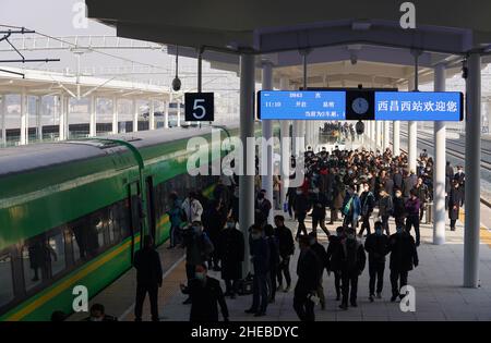 (220110) -- CHENGDU, 10. Januar 2022 (Xinhua) -- Passagiere werden am Xichang Westbahnhof in Xichang, Autonome Präfektur Liangshan Yi, südwestlich der chinesischen Provinz Sichuan, gesehen, 10. Januar 2022. Eine „Fuxing“-Hochgeschwindigkeitseinheit (EMU) verließ die Stadt Xichang in der Autonomen Präfektur Liangshan Yi, südwestlich der Provinz Sichuan, nach Kunming, der Hauptstadt der Provinz Yunnan im Südwesten Chinas. Es war der Abgang des ersten „Fuxing“-Hochgeschwindigkeitszugs aus der Präfektur am abgelegenen Daliang-Berg, einem der jüngsten Gebiete Chinas, um die bittere Armut abzuschütteln. Die High-s Stockfoto