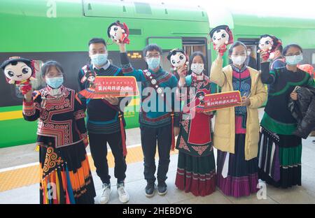 (220110) -- CHENGDU, 10. Januar 2022 (Xinhua) -- Studenten aus dem Landkreis Xide, die früher den „Niederzug“ zur Schule genommen hatten, posieren für ein Gruppenfoto vor dem D843 „Fuxing“-Hochgeschwindigkeitszug am Xichang Westbahnhof in Xichang, Autonome Präfektur Liangshan Yi, südwestlich der chinesischen Provinz Sichuan, 10. Januar 2022. Eine „Fuxing“-Hochgeschwindigkeitseinheit (EMU) verließ die Stadt Xichang in der Autonomen Präfektur Liangshan Yi, südwestlich der Provinz Sichuan, nach Kunming, der Hauptstadt der Provinz Yunnan im Südwesten Chinas. Es markierte den Abgang des ersten 'Fuxing'-Hochgeschwindigkeitszugs aus dem pref Stockfoto