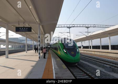 (220110) -- CHENGDU, 10. Januar 2022 (Xinhua) -- D843 der Hochgeschwindigkeitszug wird am Xichang Westbahnhof in Xichang, Autonome Präfektur Liangshan Yi, südwestlich der Provinz Sichuan, gesehen, 10. Januar 2022. Eine „Fuxing“-Hochgeschwindigkeitseinheit (EMU) verließ die Stadt Xichang in der Autonomen Präfektur Liangshan Yi, südwestlich der Provinz Sichuan, nach Kunming, der Hauptstadt der Provinz Yunnan im Südwesten Chinas. Es war der Abgang des ersten „Fuxing“-Hochgeschwindigkeitszugs aus der Präfektur am abgelegenen Daliang-Berg, einem der jüngsten Gebiete Chinas, um die bittere Armut abzuschütteln. Der Stockfoto