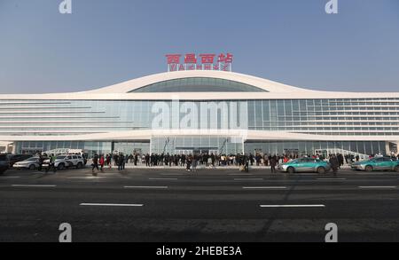 (220110) -- CHENGDU, 10. Januar 2022 (Xinhua) -- das Foto vom 10. Januar 2022 zeigt den Westbahnhof Xichang in Xichang, Autonome Präfektur Liangshan Yi, südwestlich der chinesischen Provinz Sichuan. Eine „Fuxing“-Hochgeschwindigkeitseinheit (EMU) verließ die Stadt Xichang in der Autonomen Präfektur Liangshan Yi, südwestlich der Provinz Sichuan, nach Kunming, der Hauptstadt der Provinz Yunnan im Südwesten Chinas. Es war der Abgang des ersten „Fuxing“-Hochgeschwindigkeitszugs aus der Präfektur am abgelegenen Daliang-Berg, einem der jüngsten Gebiete Chinas, um die bittere Armut abzuschütteln. Der High-Spee Stockfoto