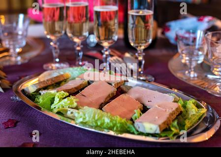 Traditionelle französische Gourmet-Foie Gras-Platte mit Sektgläsern zum Weihnachts- oder Silvesterdinnermenü. Stockfoto